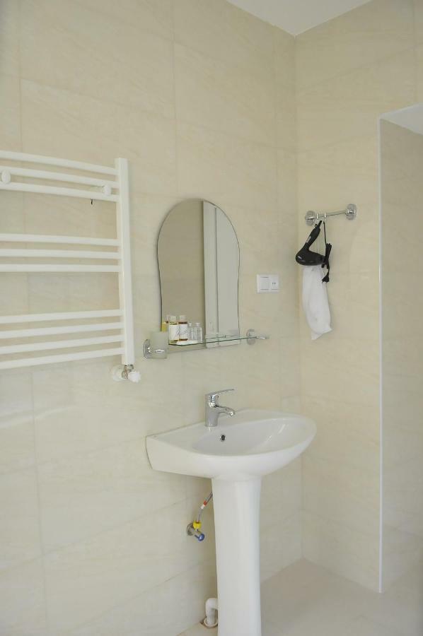 Pomegranate Hotel Кутаиси Екстериор снимка